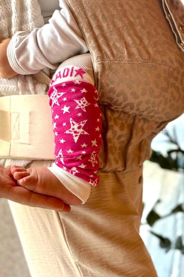 Menottes de portage Lion Etoiles Fraise - KOKADI